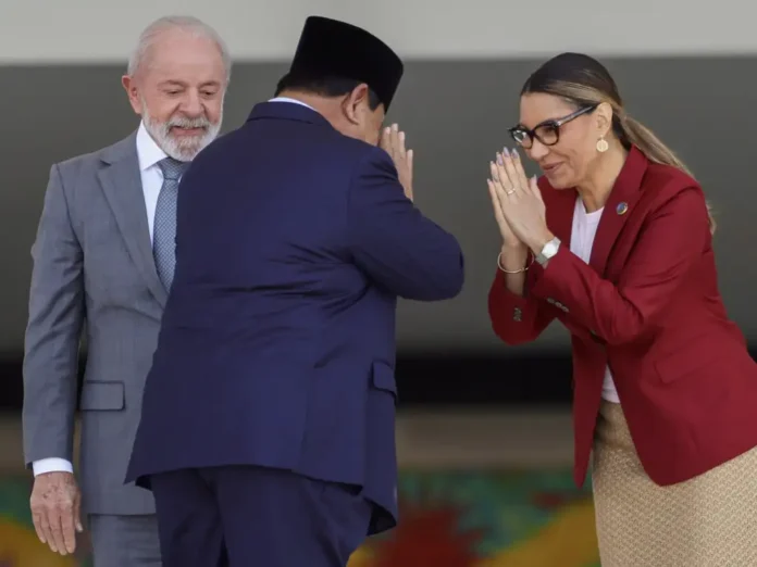 Presidente Luiz Inácio Lula da Silva e Janja recebem o presidente da Indonésia, Prabowo Subianto | Fabio Rodrigues-Pozzebom/Agência Brasil Presidente Luiz Inácio Lula da Silva e Janja recebem o presidente da Indonésia, Prabowo Subianto | Fabio Rodrigues-Pozzebom/Agência Brasil