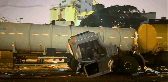 Carreta com 32 toneladas de diesel bate em veículo parado e causa vazamento Carreta com 32 toneladas de diesel bate em veículo parado e causa vazamento