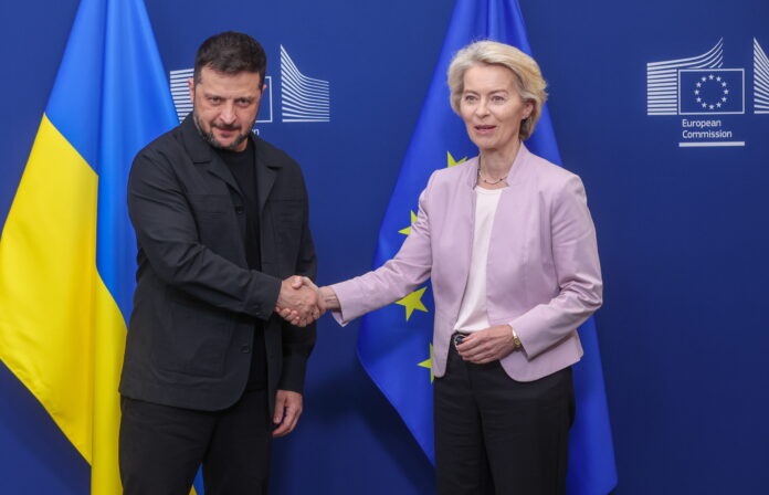 A presidente da Comissão Europeia, Ursula von der Leyen (R), dá as boas-vindas ao presidente ucraniano, Volodymyr Zelensky, antes de uma reunião em Bruxelas, Bélgica | EFE/EPA/OLIVIER HOSLET A presidente da Comissão Europeia, Ursula von der Leyen (R), dá as boas-vindas ao presidente ucraniano, Volodymyr Zelensky, antes de uma reunião em Bruxelas, Bélgica | EFE/EPA/OLIVIER HOSLET