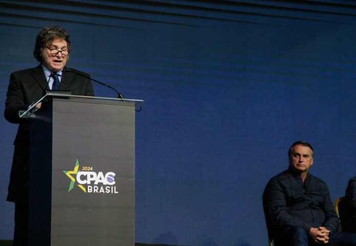 Presidente argentino Javier Milei durante sua primeira vinda ao Brasil para o CPAC 2024, realizado em Balneário Camboriu no mês de julho, ao lado de Jair Bolsonaro | Foto: VITOR SOUZA/Agencia Enquadrar/Folhapress Presidente argentino Javier Milei durante sua primeira vinda ao Brasil para o CPAC 2024, realizado em Balneário Camboriu no mês de julho, ao lado de Jair Bolsonaro | Foto: VITOR SOUZA/Agencia Enquadrar/Folhapress