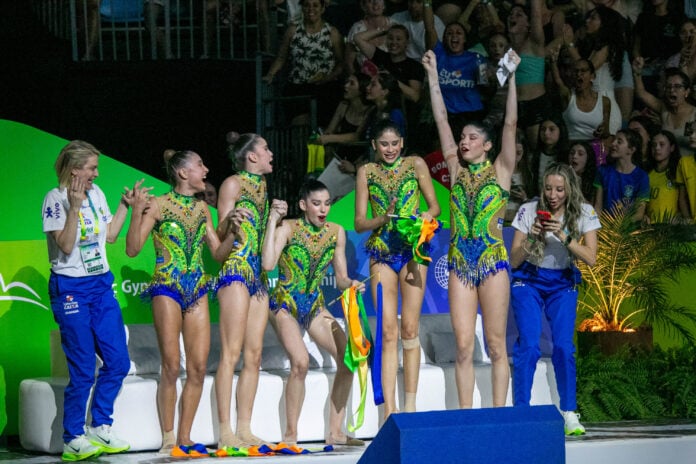 Equipe feminina do Brasil comemorando a nota na modalidade de fitas do Campeonato Mundial de Ginástica Rítmica, realizado na Arena Carioca 1, localizada na Barra da Tijuca, no Rio de Janeiro | Foto: Lucas Simonin Gomes/Ato Press/Folhapress