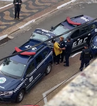 Mulher que estava em surto psicológico é presa após furtar cigarros e ameaçar funcionários de estabelecimentos comerciais no centro da cidade. Mulher que estava em surto psicológico é presa após furtar cigarros e ameaçar funcionários de estabelecimentos comerciais no centro da cidade.