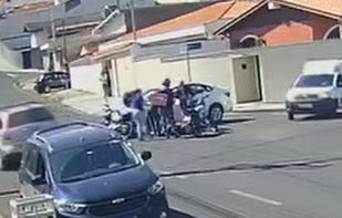 Motociclista é lançado sobre carro após batida em Amparo Motociclista é lançado sobre carro após batida em Amparo