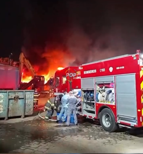 Depósito de sucatas pega fogo em Várzea Paulista Depósito de sucatas pega fogo em Várzea Paulista
