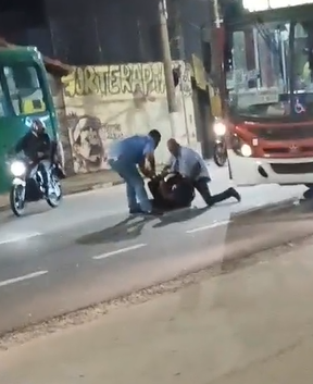 Briga dentro de ônibus chama atenção no centro de Campinas Briga dentro de ônibus chama atenção no centro de Campinas