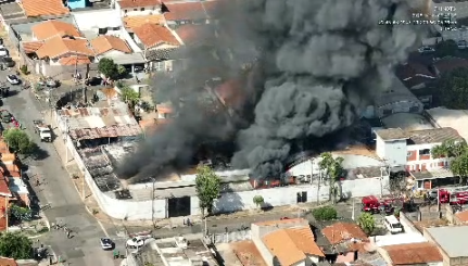 Incêndio de grandes proporções atinge fábrica de colchões em Americana