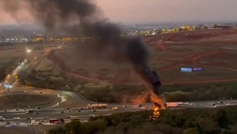 Vídeo (3) - frame at 0m4s Pega fogo um ônibus na Rodovia D. Pedro I