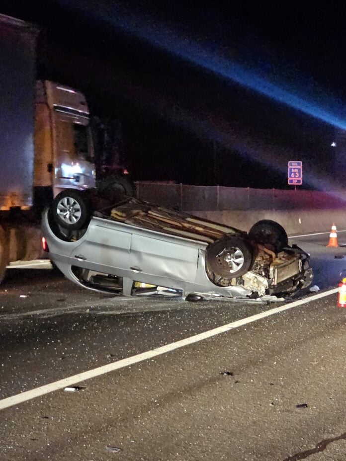 Motorista fica ferido em capotamento na Dutra em Guaratinguetá