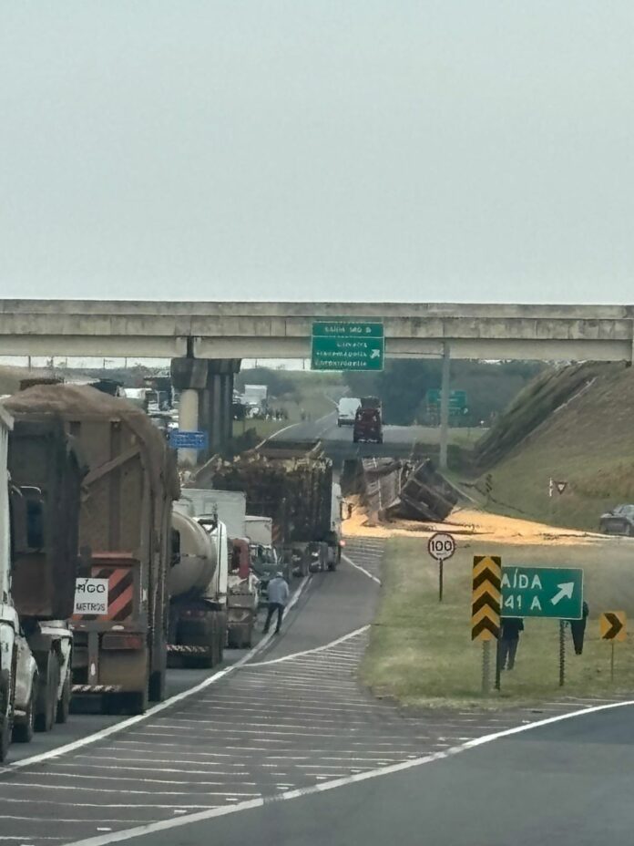 Caminhão carregado com milho tomba e interdita rodovia Luiz de Queiroz em Santa Bárbara d’Oeste Caminhão carregado com milho tomba e interdita rodovia Luiz de Queiroz em Santa Bárbara d’Oeste