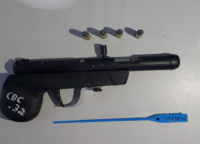 Homem é preso por receptação, porte ilegal de arma e roubo de celular em Jacareí