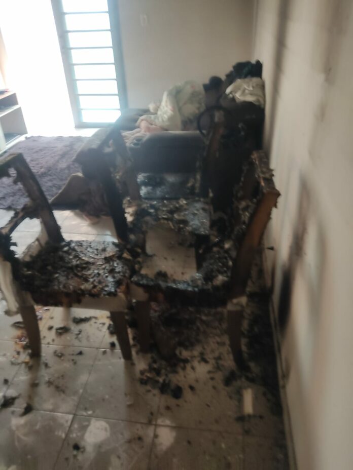 Incêndio atinge casa e mobiliza bombeiros em Caçapava Incêndio atinge casa e mobiliza bombeiros em Caçapava