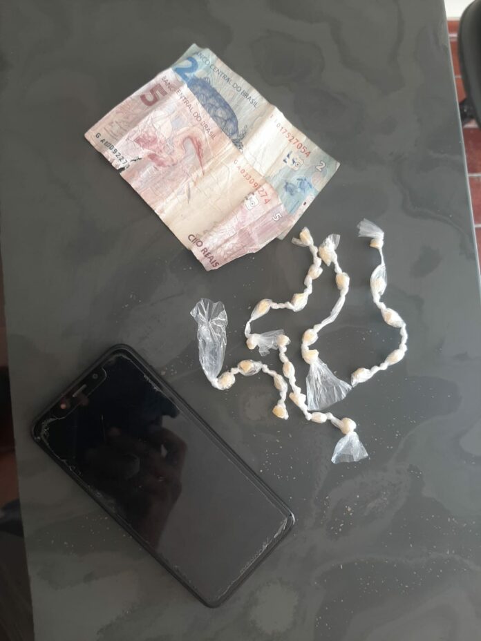 Homem é preso por tráfico de drogas em Cunha Homem é preso por tráfico de drogas em Cunha