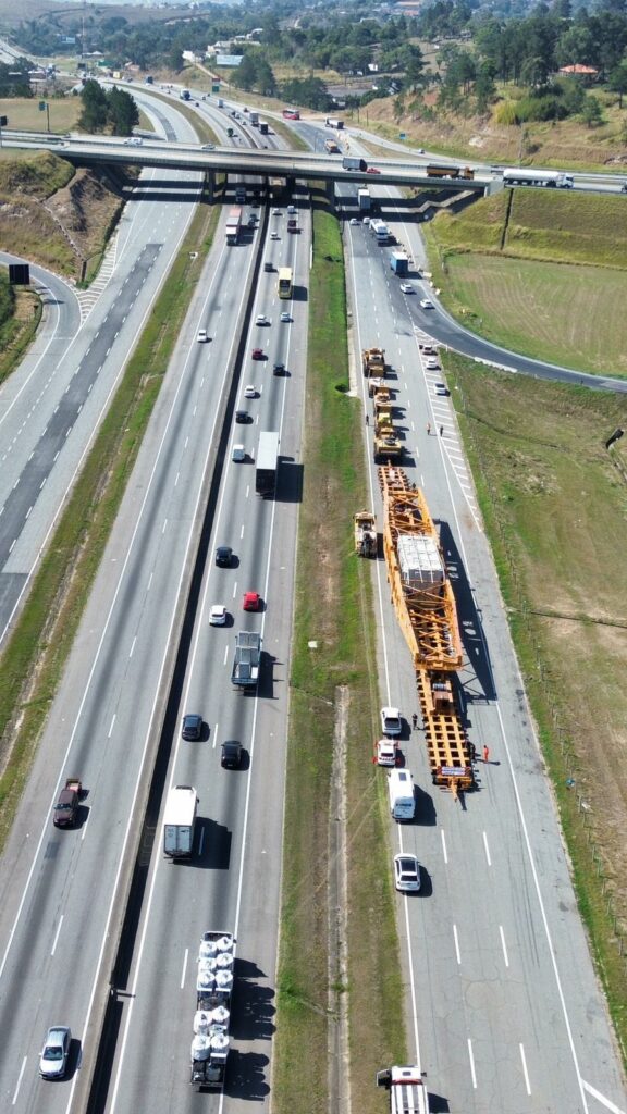 Carreta gigante volta a trafegar pela Dutra nesta quarta (13)
