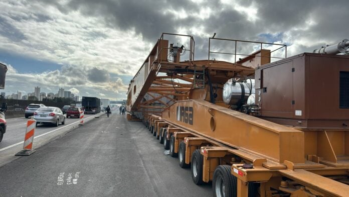 Após pausa, megacarreta volta a se deslocar pela Dutra, em São José Após pausa, megacarreta volta a se deslocar pela Dutra, em São José