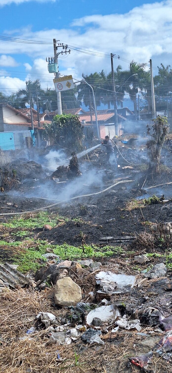 Incêndio em terreno causa suspensão de aulas em escola de Caraguatatuba