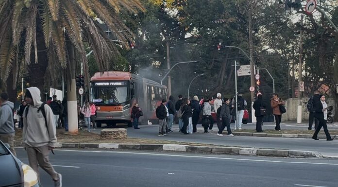 Ônibus do BRT quebra e causa lentidão no trânsito em Campinas Ônibus do BRT quebra e causa lentidão no trânsito em Campinas