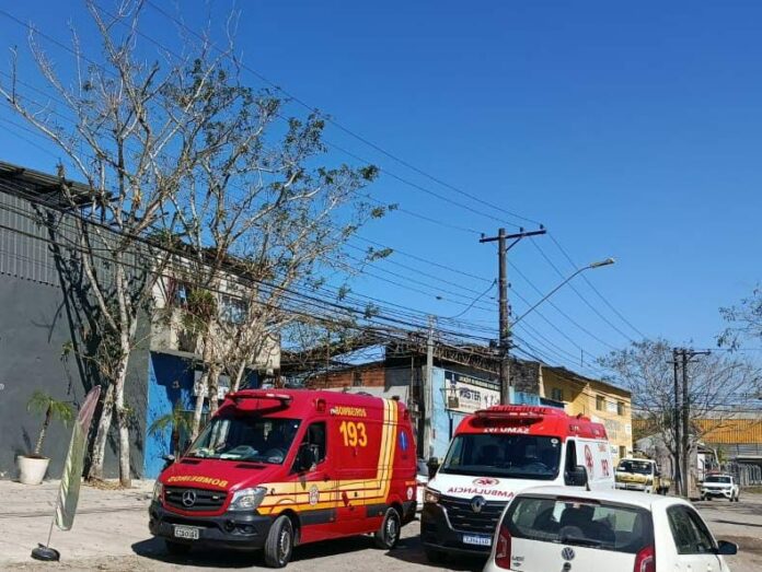 Homem morre após cair de telhado em galpão em Caraguatatuba Homem morre após cair de telhado em galpão em Caraguatatuba