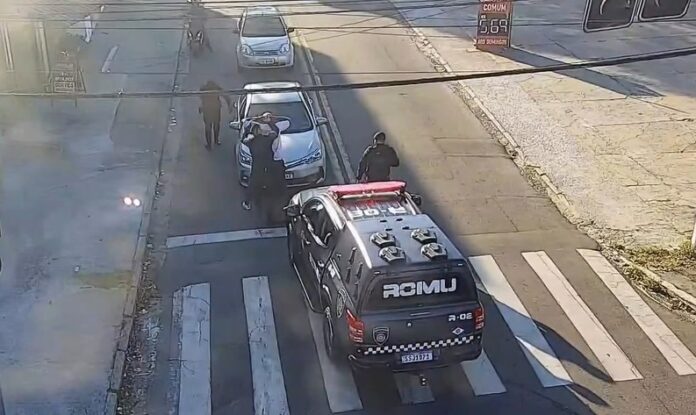 VÍDEO: Romu prende homem com notas falsas em Taubaté VÍDEO: Romu prende homem com notas falsas em Taubaté