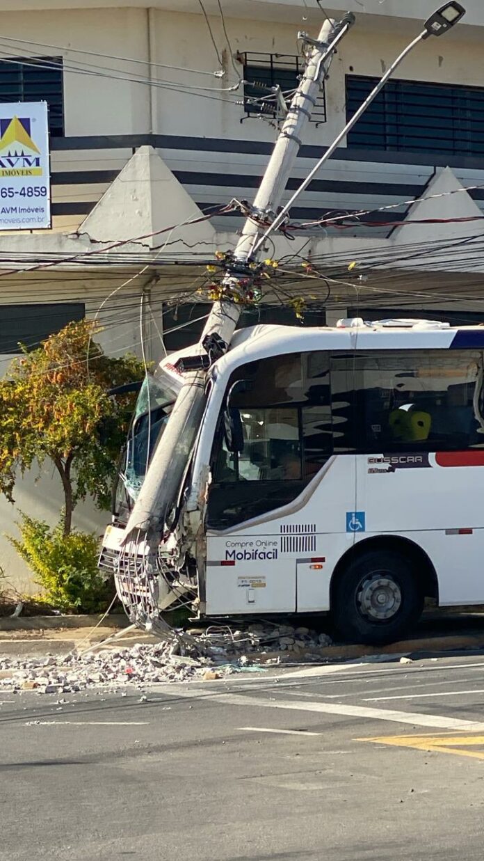 Ônibus sem freio de mão causa acidente na Avenida dos Estudantes em Hortolândia