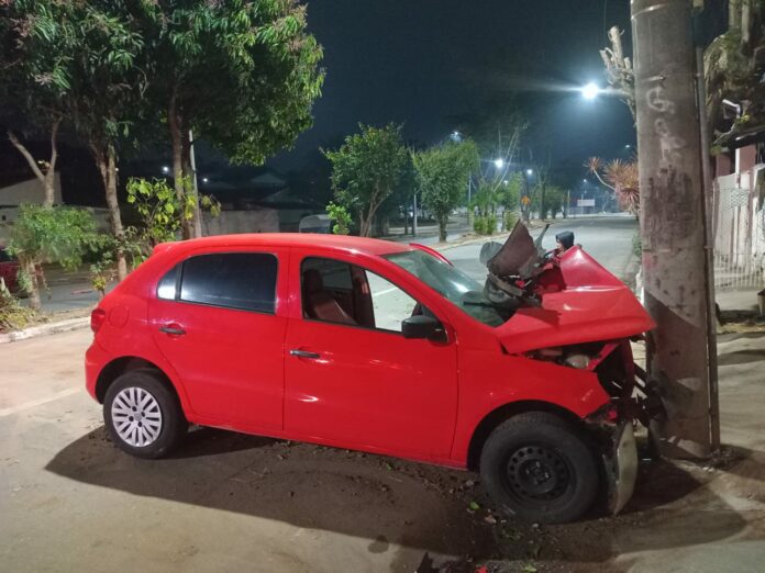 Carro bate em poste e quase atinge residência em Taubaté Carro bate em poste e quase atinge residência em Taubaté