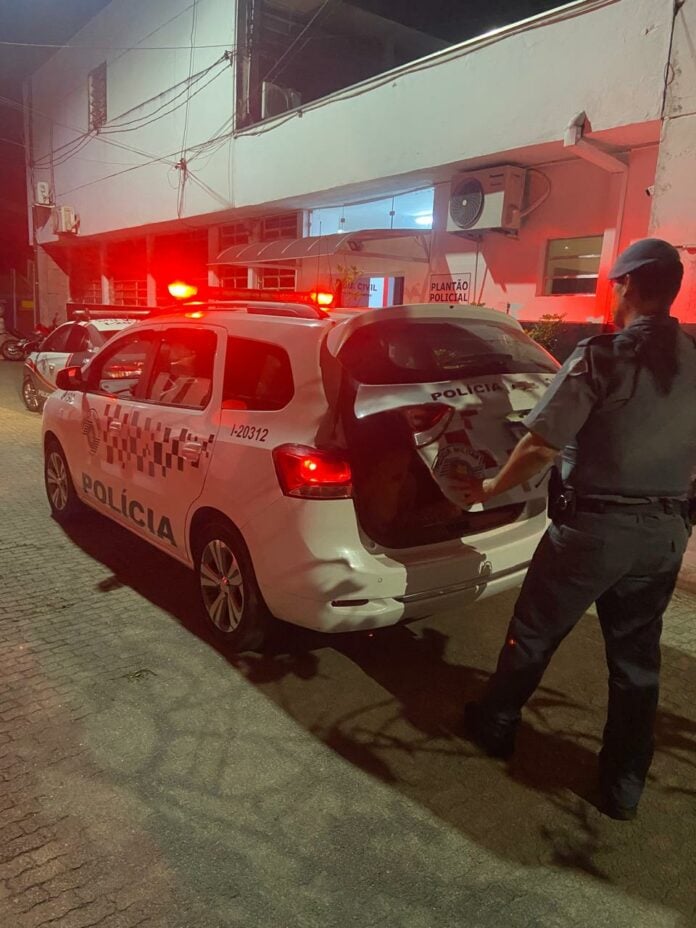 Homem ameaça pessoas com faca e agride idoso em Ubatuba Homem ameaça pessoas com faca e agride idoso em Ubatuba