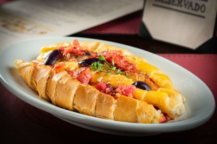 Lanche de linguiça com geleia de manga e pimenta: receita prática e cheia de sabor Lanche de linguiça com geleia de manga e pimenta: receita prática e cheia de sabor