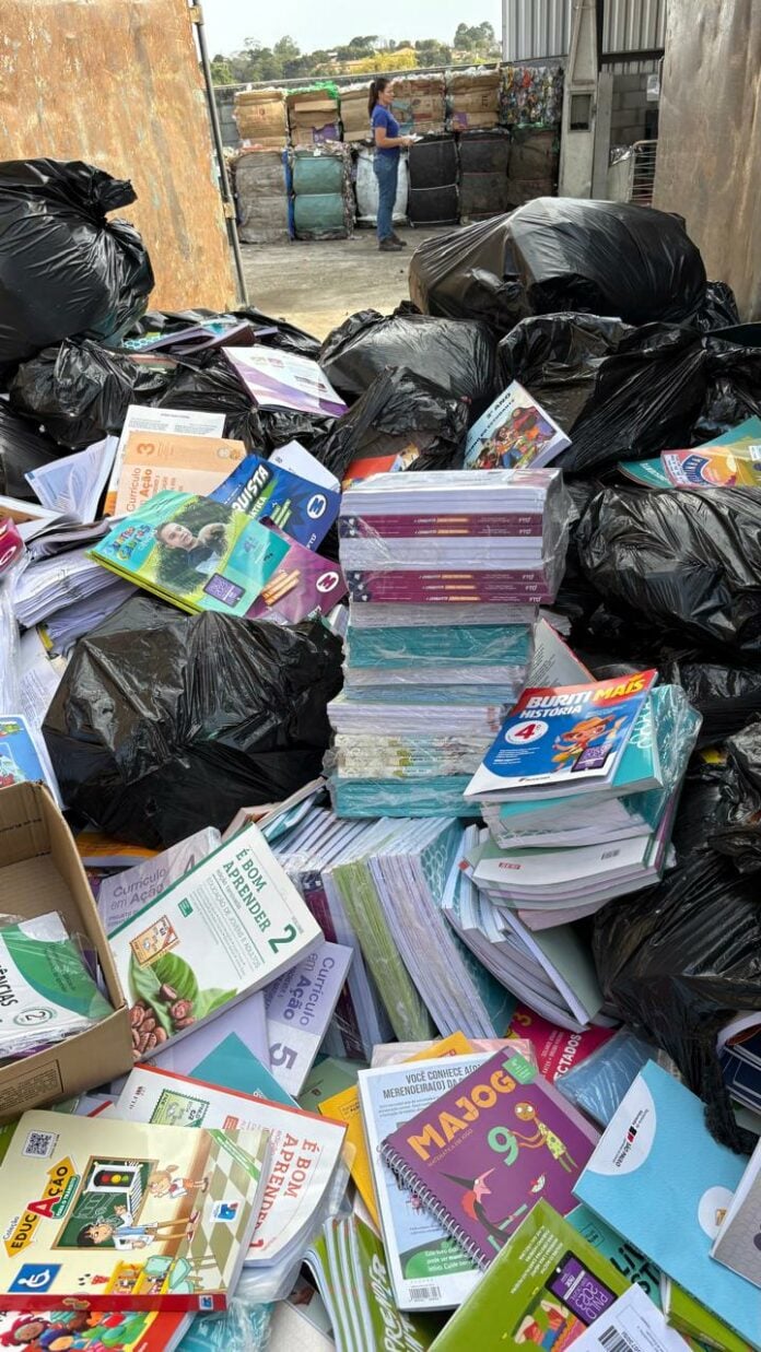 Polícia Civil investiga descarte irregular de livros escolares em Caçapava