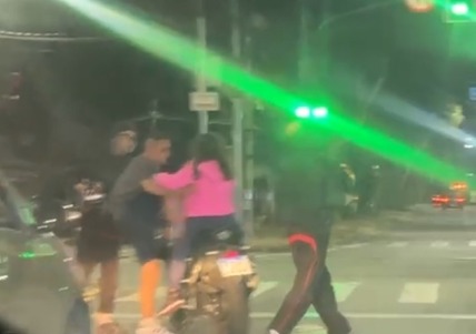 VÍDEO: Motociclista é assaltado no meio do trânsito em São José VÍDEO: Motociclista é assaltado no meio do trânsito em São José