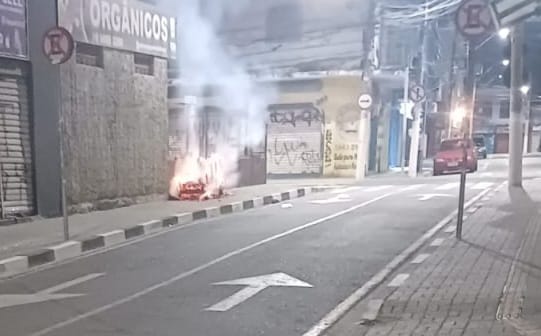 Dois jovens são presos após incendiar lixeira pública em Pindamonhangaba