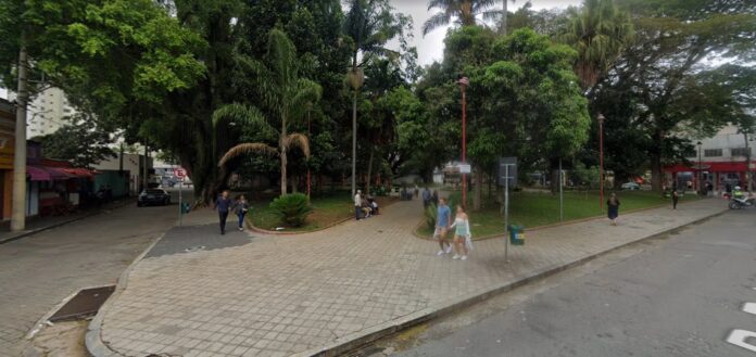 Homem é encontrado morto em praça do Centro de São José Homem é encontrado morto em praça do Centro de São José