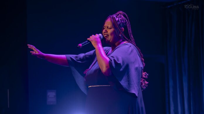 Cantora de Jacareí conquista título nacional de karaokê e vai representar o Brasil na Tailândia Cantora de Jacareí conquista título nacional de karaokê e vai representar o Brasil na Tailândia