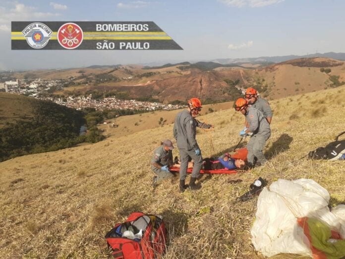Piloto de paraglider é resgatado após queda em Guaratinguetá Piloto de paraglider é resgatado após queda em Guaratinguetá