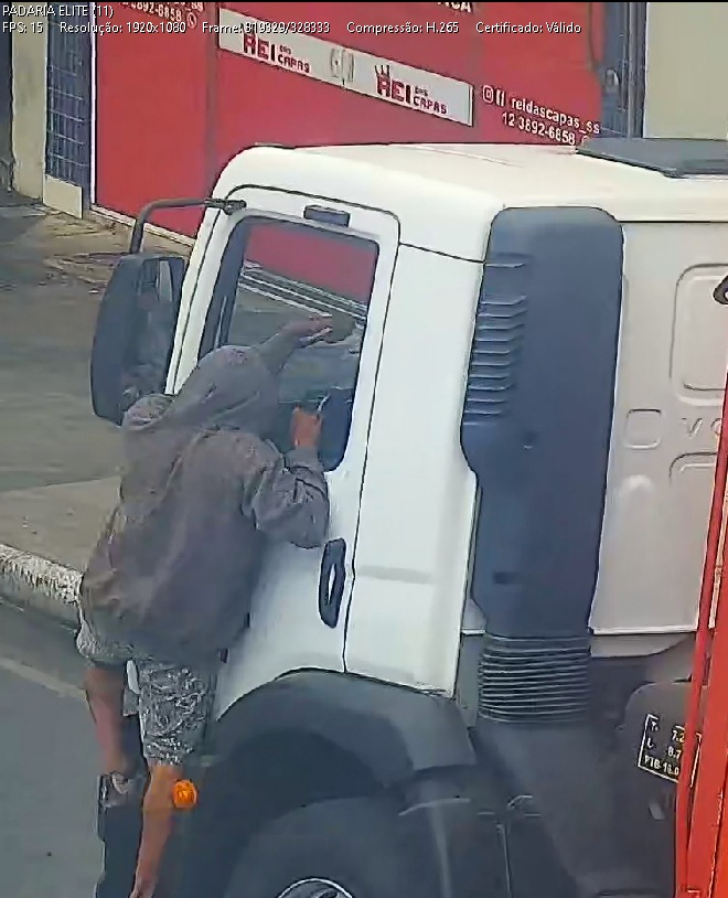 VÍDEO: Homem é preso após ser flagrado furtando celular de caminhão em São Sebastião VÍDEO: Homem é preso após ser flagrado furtando celular de caminhão em São Sebastião