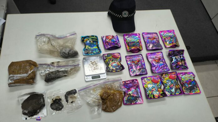 Produtos apreendidos pela policia que estavam localizados no carro do homem detido.