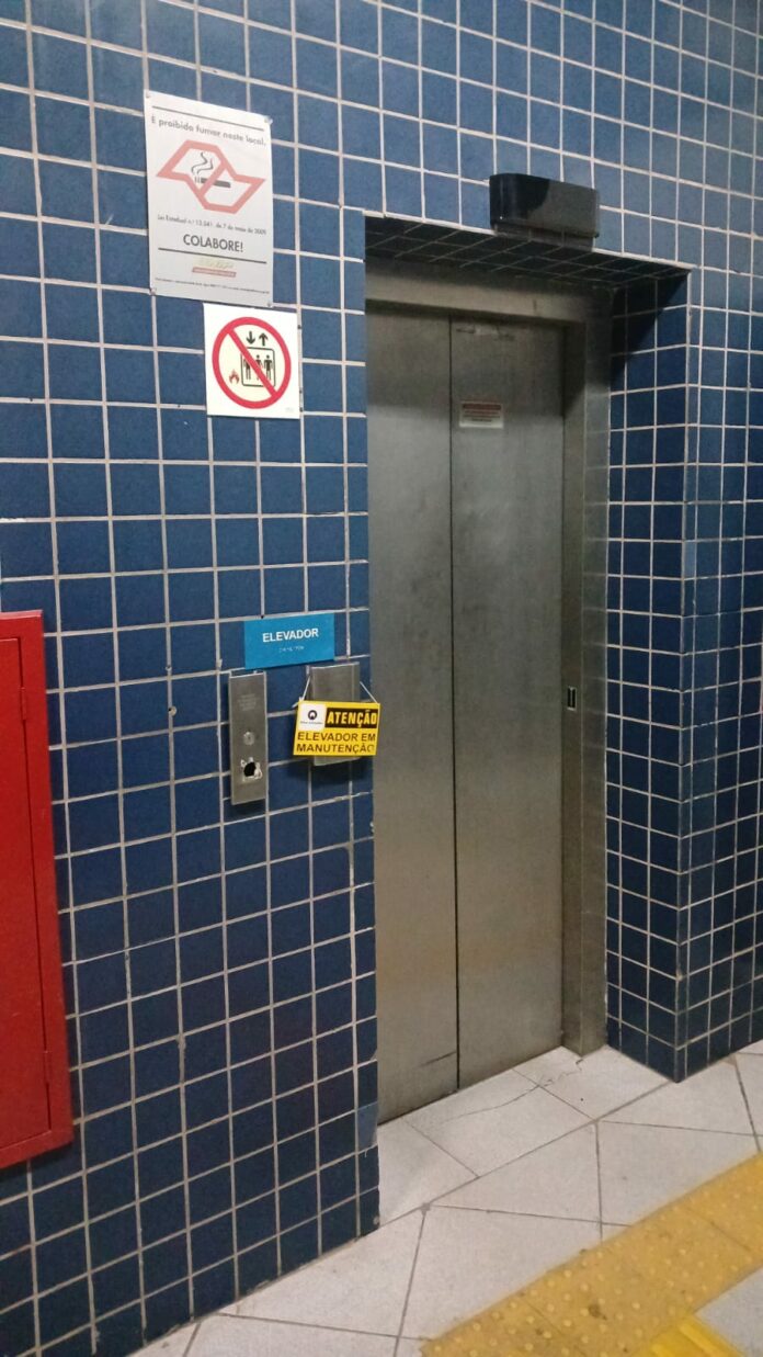 Elevador trava com pessoas dentro em universidade de Campinas; duas ficam feridas Elevador trava com pessoas dentro em universidade de Campinas; duas ficam feridas