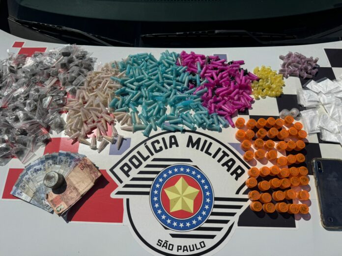 Dupla é presa com porções de cocaína, maconha e K2 em Guaratinguetá