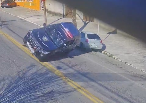Viatura da GCM capota após colisão em São José; veja VÍDEO do acidente
