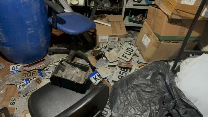 WhatsApp Image 2025-08-29 at 08.56.41 Imagem das placas que fabricavam no local.