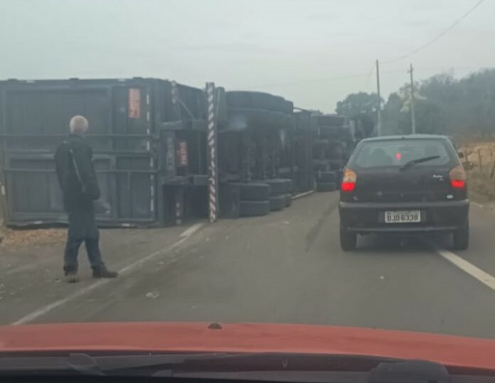 WhatsApp Image 2025-08-29 at 10.19.08 (1) Caminhão tomba em Itapira.