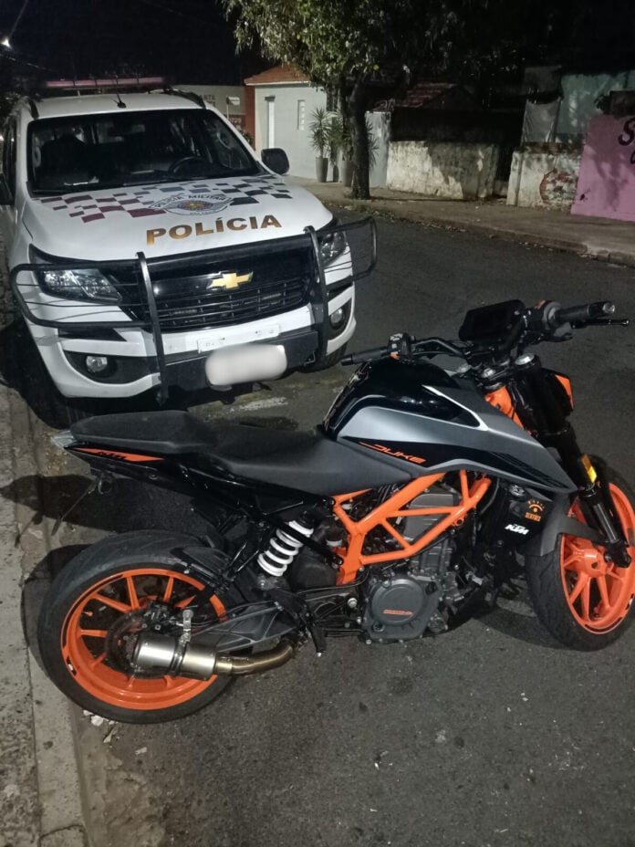 PM apreende duas motos, peças de veículos e simulacro de pistola; suspeito confessou receber dinheiro para guardar produtos de furto.