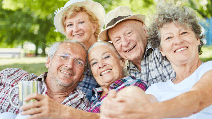 Boas notícias para aposentados: governo anuncia medidas que beneficiam milhões Idosos aposentados sorrindo ao ar livre, simbolizando as boas notícias para aposentados anunciadas pelo Ministério da Previdência.