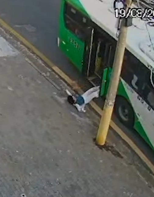 Passageira cai de ônibus em movimento após freada brusca em Campinas