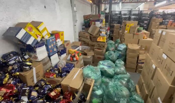 Polícia Civil flagra depósito recheado de produtos vencidos em campinas Polícia Civil flagra depósito recheado de produtos vencidos em campinas
