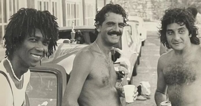 Djavan recupera fotos históricas dos anos 80; veja