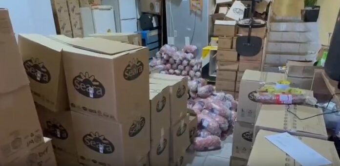 Polícia apreende mais de duas toneladas de frios vencidos e adulterados; dono de depósito é preso