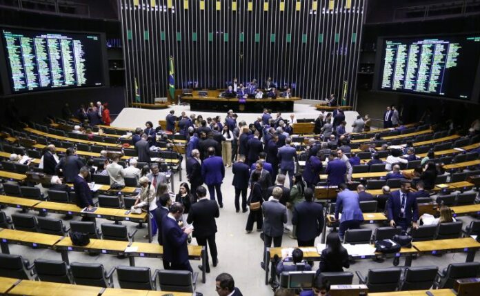 Deputados na sessão do Plenário | Foto: Agência Câmara de Notícias