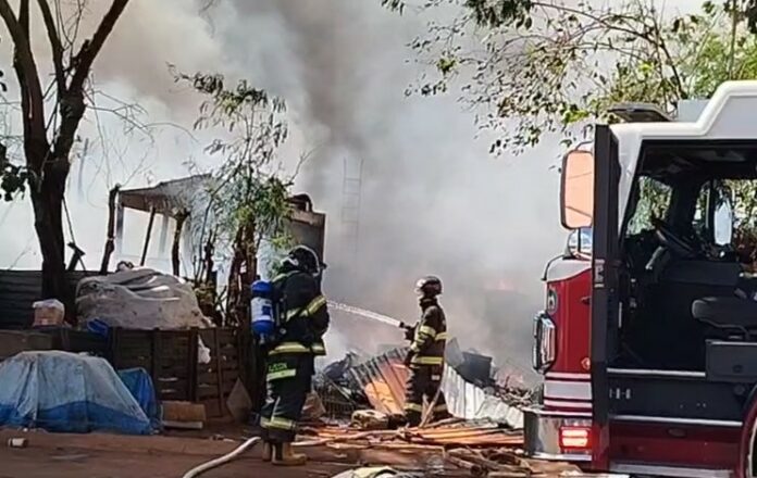 Incêndio atinge empresa de reciclagem e assusta moradores na região da Vila Padre Anchieta