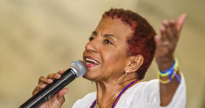 Internada em São Paulo, Leci Brandão é substituída por Paula Lima no “Samba Com Elas”