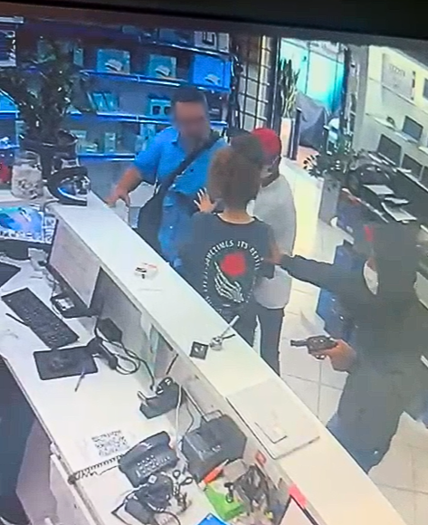 PM prende um de três assaltantes de loja de eletrônicos após perseguição PM prende um de três assaltantes de loja de eletrônicos após perseguição