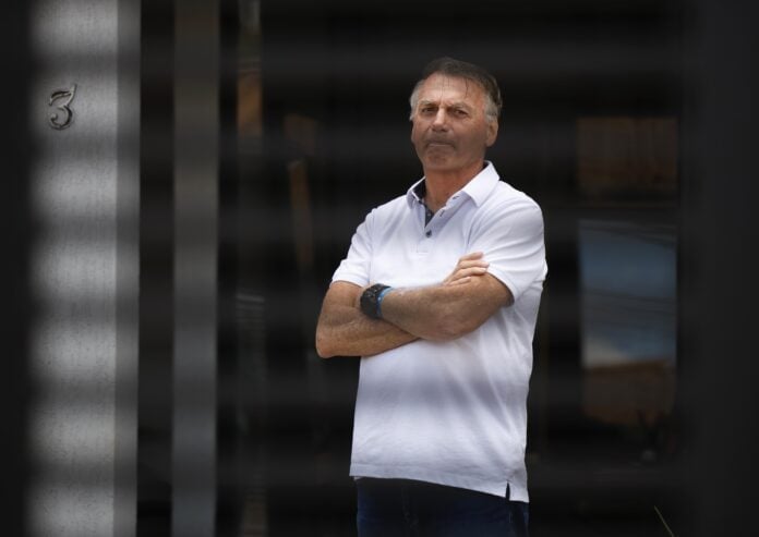 O ex-presidente Jair Bolsonaro aparece na garagem de sua casa, em Brasília, no dia em que começa seu julgamento no STF (Supremo Tribunal Federal) | Pedro Ladeira/Folhapress